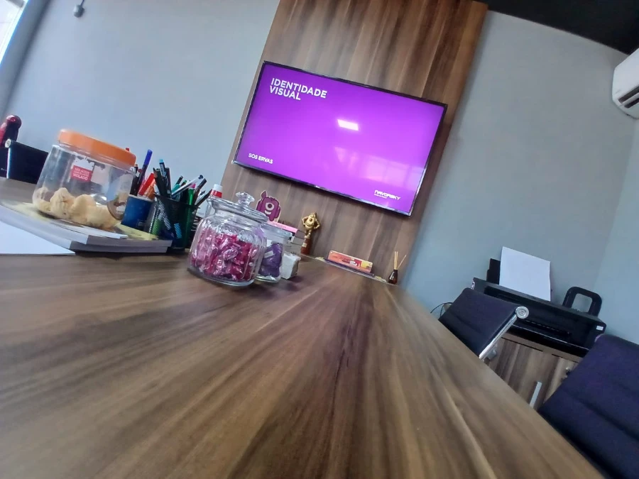 Visão ampla do escritório da Navorsky, transmitindo um ambiente acolhedor